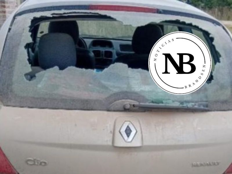 «ME ROMPIERON EL VIDRIO DEL AUTO A&nbsp;PIEDRAZOS»