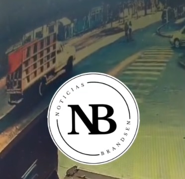 ATROPELLÓ A DOS CHICAS QUE CAMINABAN POR LA CALLE