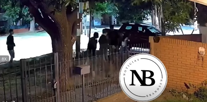 VAN EN GRUPO Y PATEAN LOS PORTONES DE LAS CASAS POR&nbsp;DIVERSIÓN