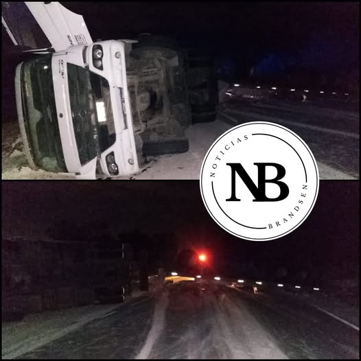 DESPISTE Y VUELCO DE UN CAMIÓN QUE TRANSPORTABA HARINA