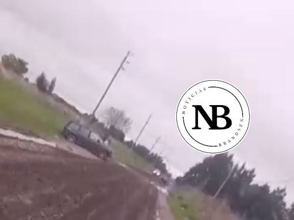 AUTOS ENCAJADOS Y PROBLEMAS EN CALLE&nbsp;ECUADOR