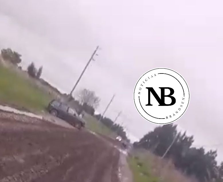 AUTOS ENCAJADOS Y PROBLEMAS EN CALLE&nbsp;ECUADOR