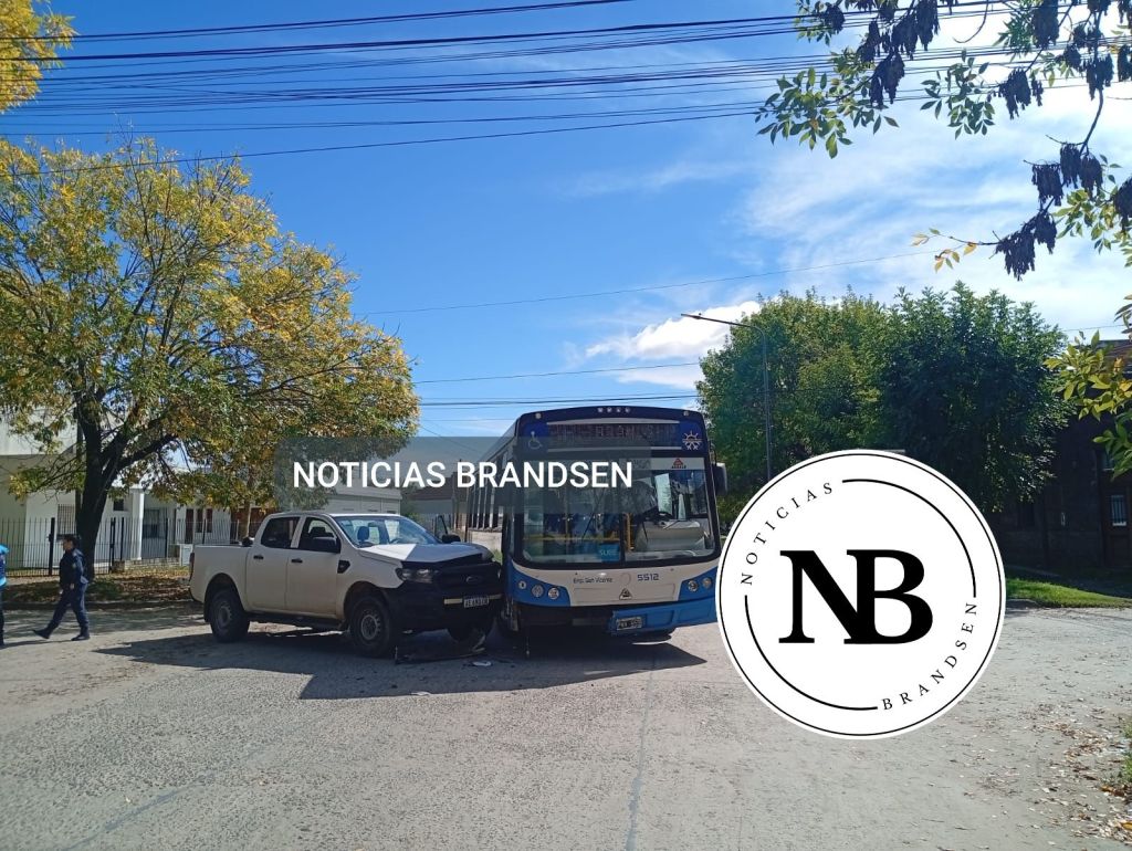 ACCIDENTE ENTRE UN COLECTIVO Y UNA&nbsp;CAMIONETA