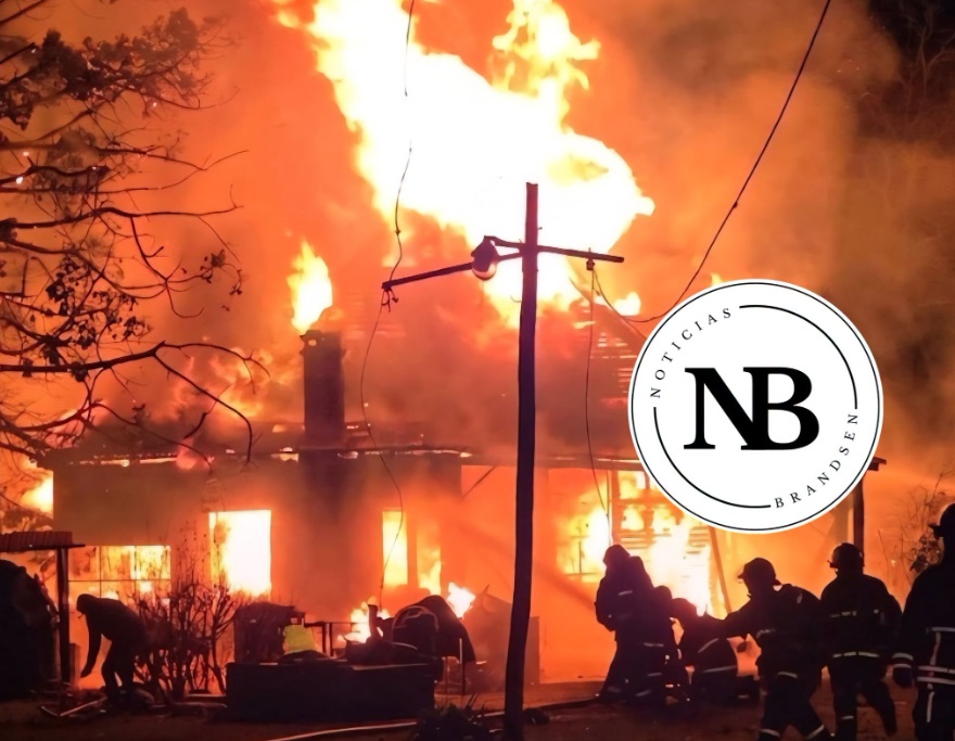 LOS BOMBEROS LUCHAN CONTRA UN VORAZ INCENDIO DE VIVIENDA EN EL KILÓMETRO 34 DE RUTA&nbsp;215