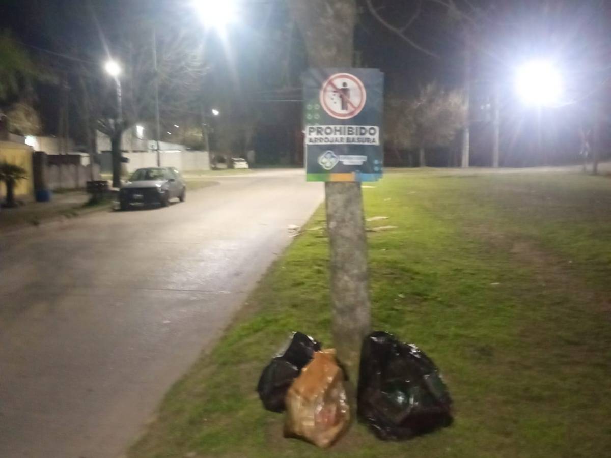ARROJAN BOLSAS DE BASURA BAJO UN CARTEL QUE INDICA QUE ESTÁ&nbsp;PROHIBIDO