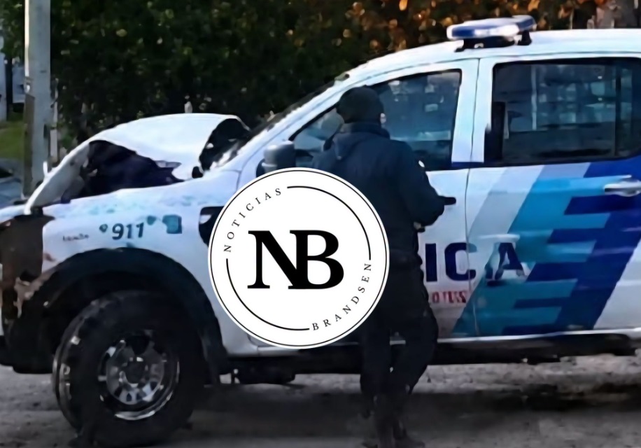 UN MÓVIL POLICIAL CHOCÓ CONTRA UN ACOPLADO
